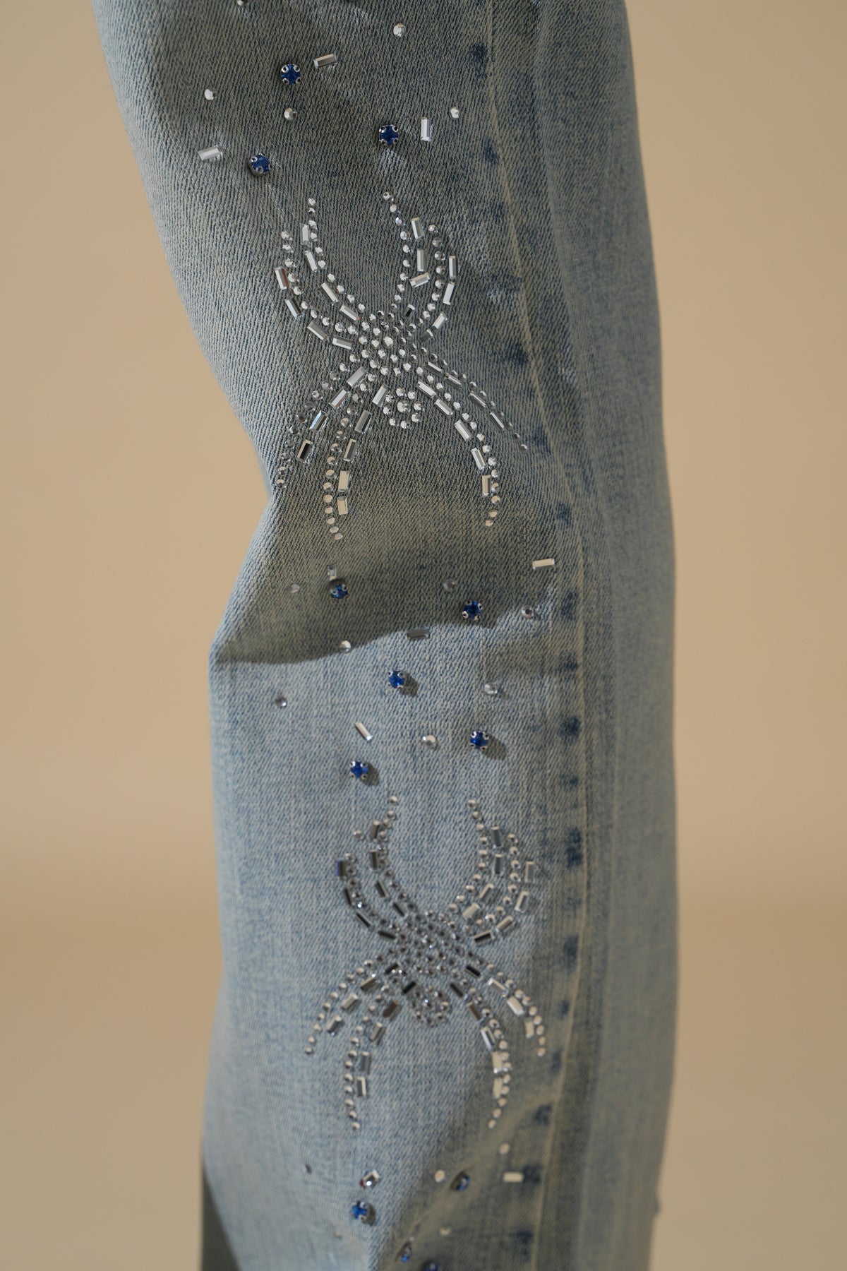 Flared-Jeans mit Glanzdetails FG104
