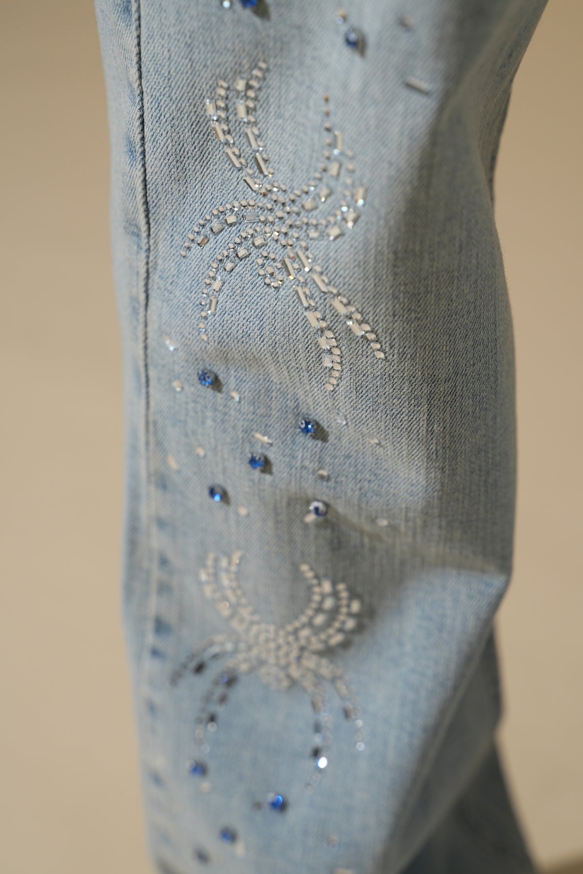 Flared-Jeans mit Glanzdetails FG104