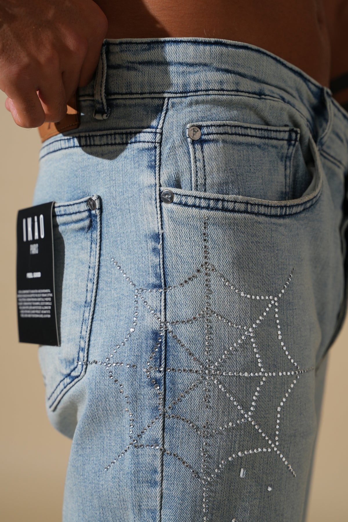 Flared-Jeans mit Glanzdetails FG104