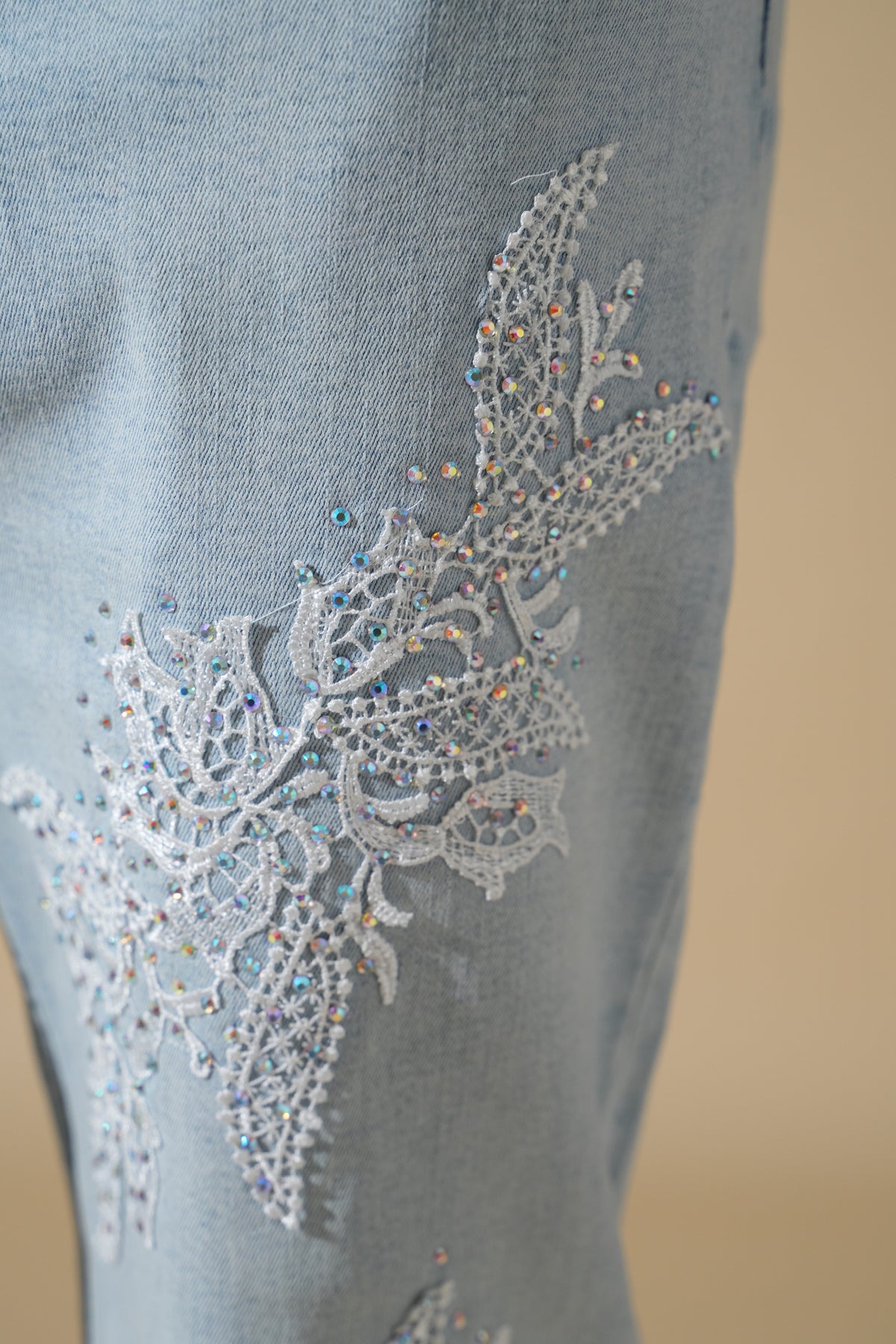 Flared-Jeans mit Blumenmotiven FG110