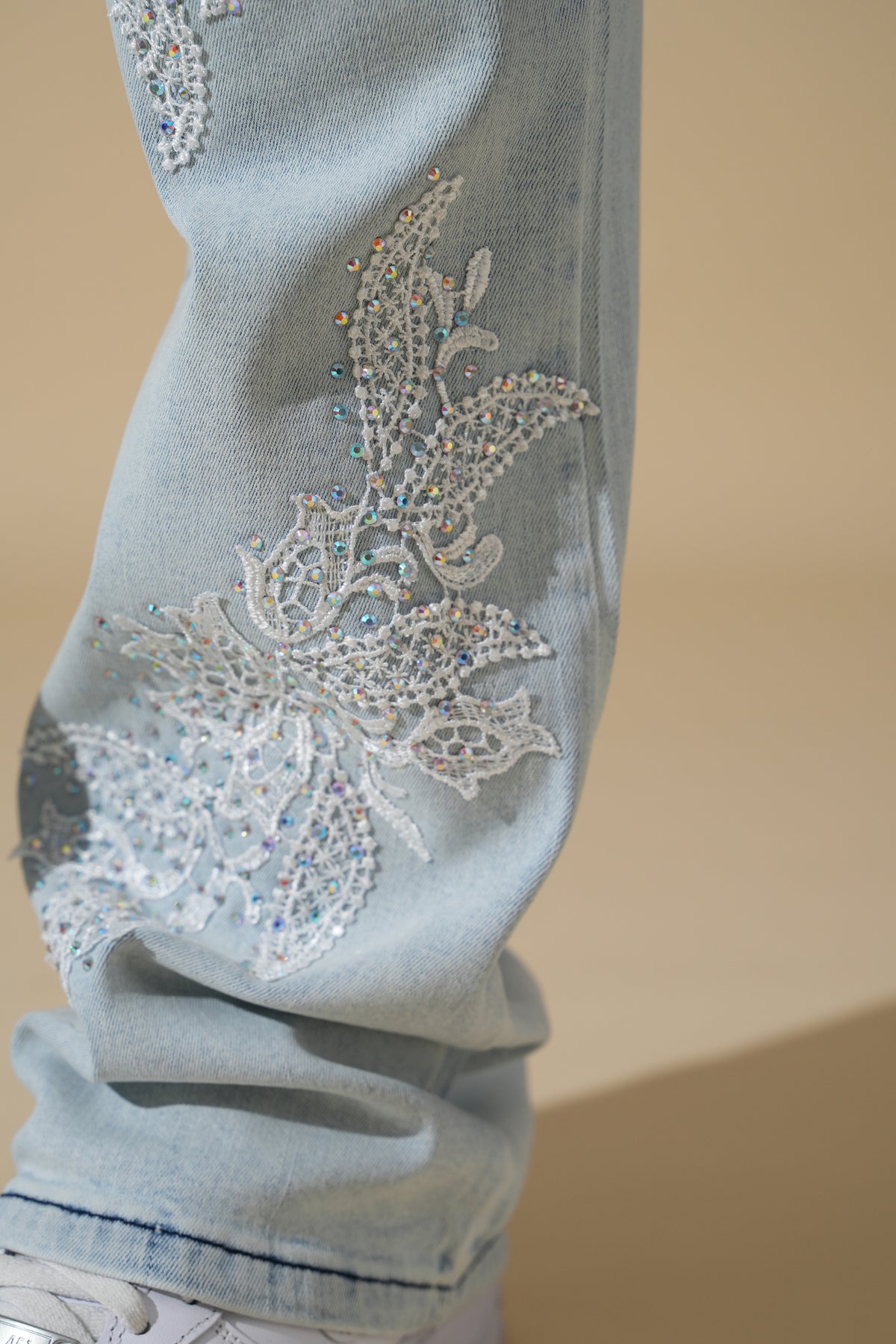 Flared-Jeans mit Blumenmotiven FG110