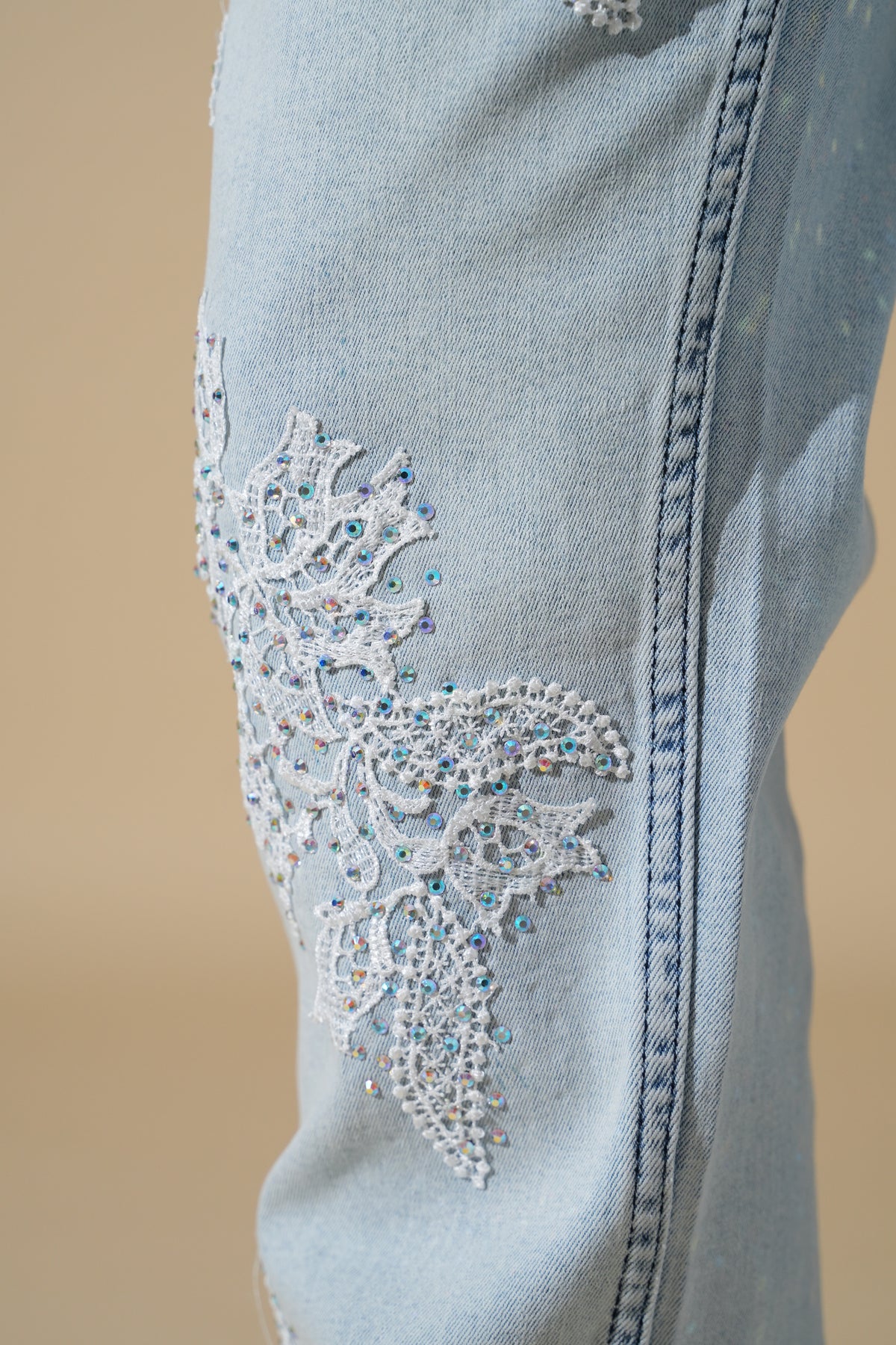 Flared-Jeans mit Blumenmotiven FG110