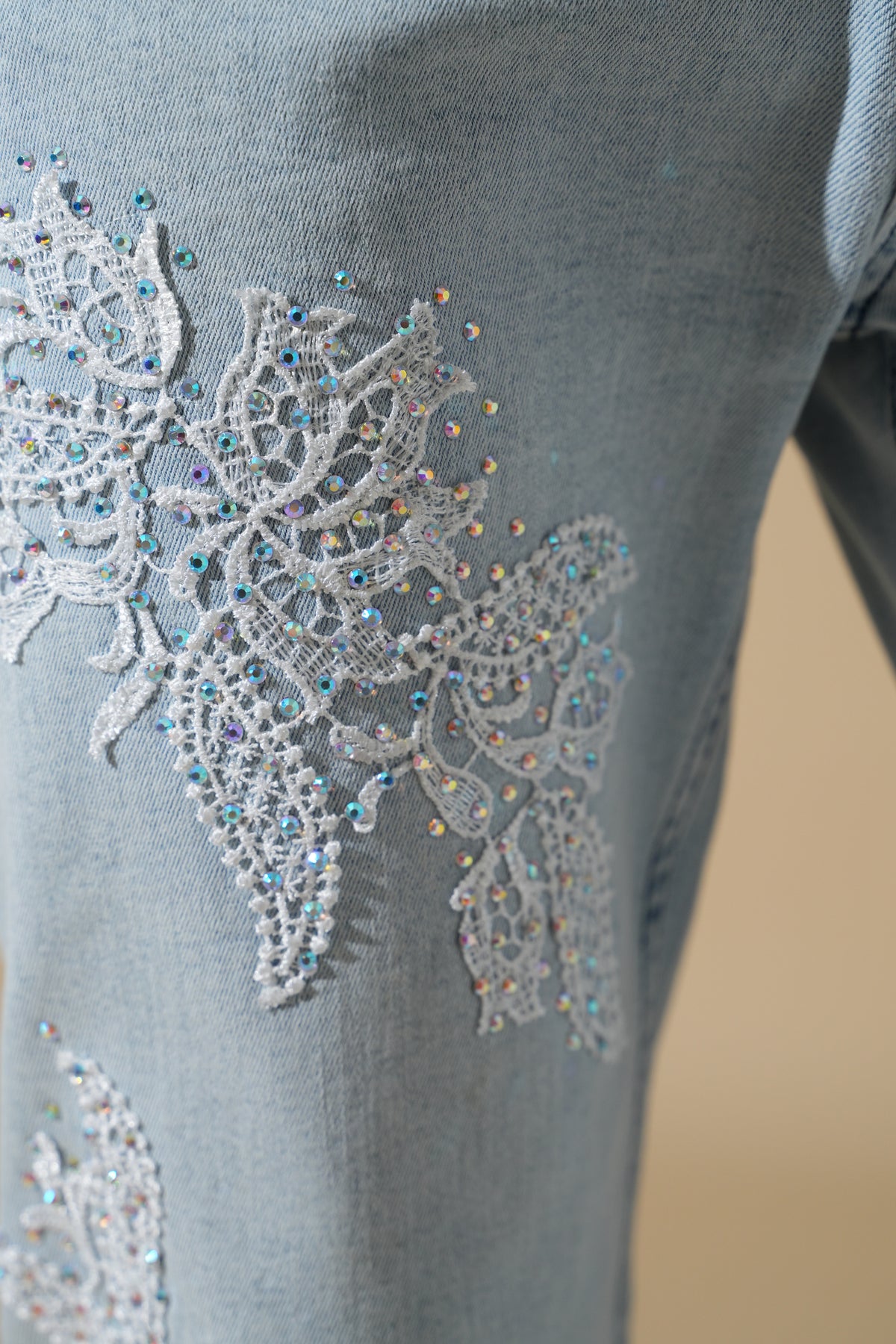 Flared-Jeans mit Blumenmotiven FG110