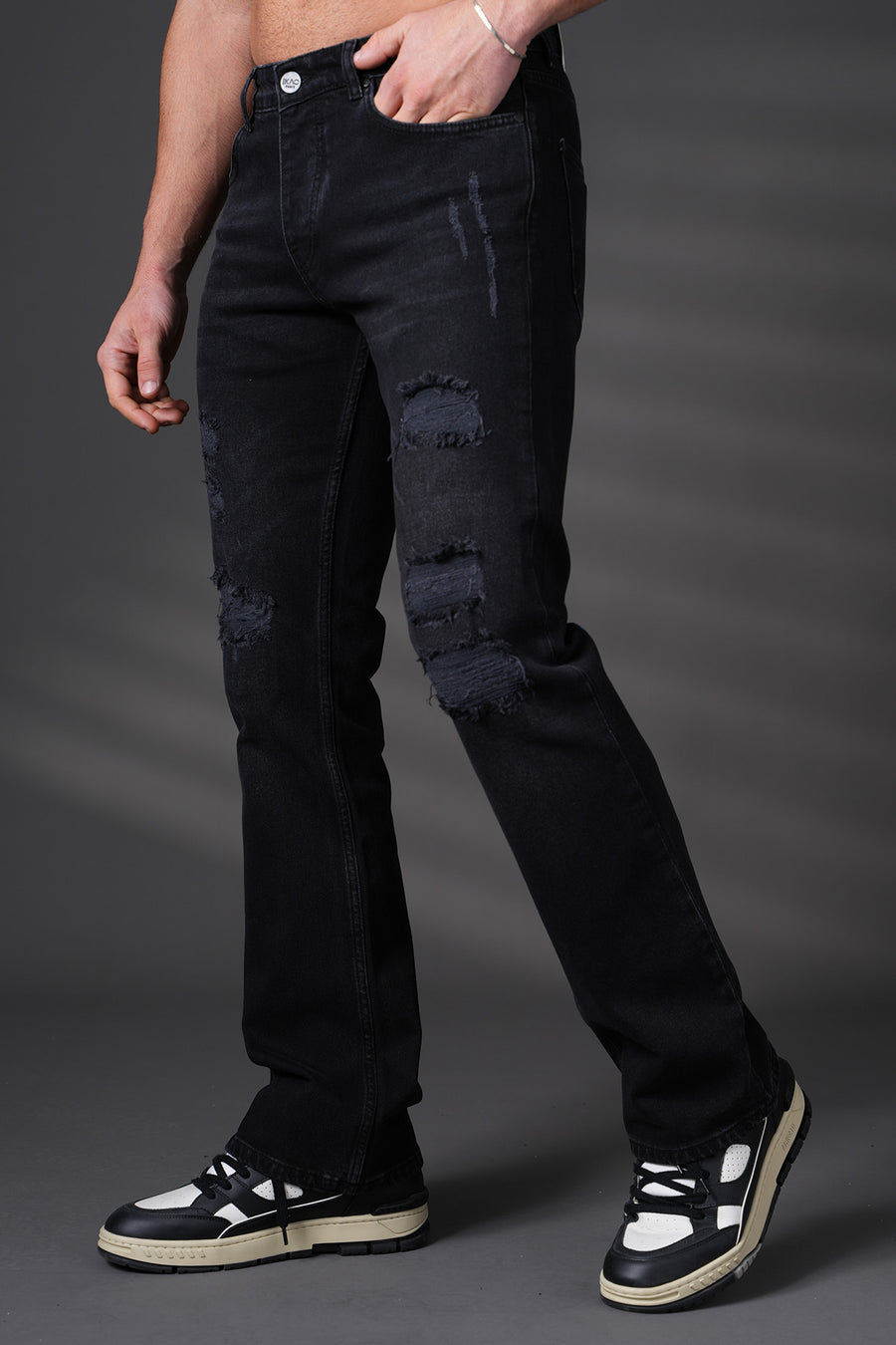 JEANS MIT AUSGESTELLTEM BEIN 4116