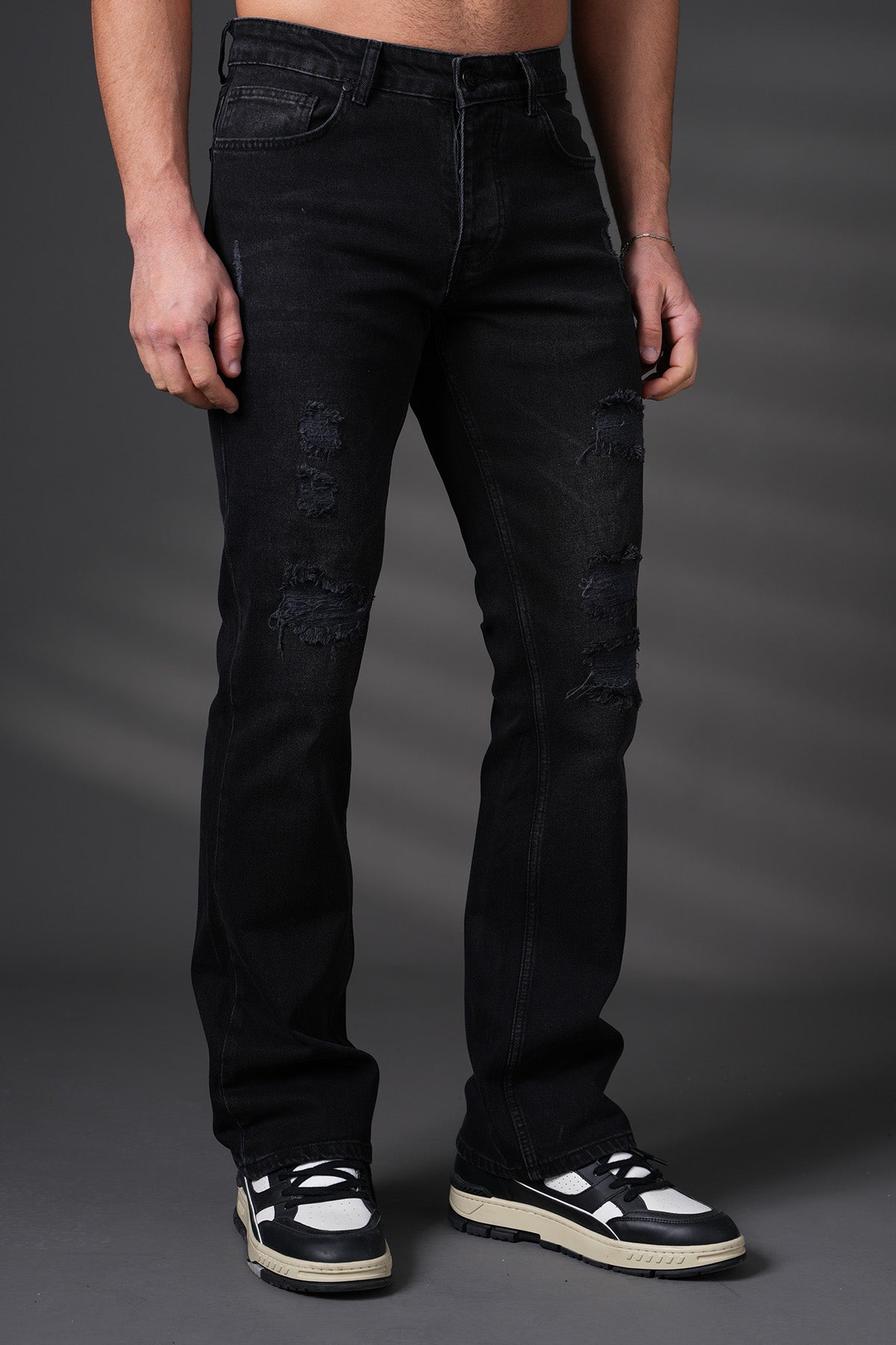 JEANS MIT AUSGESTELLTEM BEIN 4116