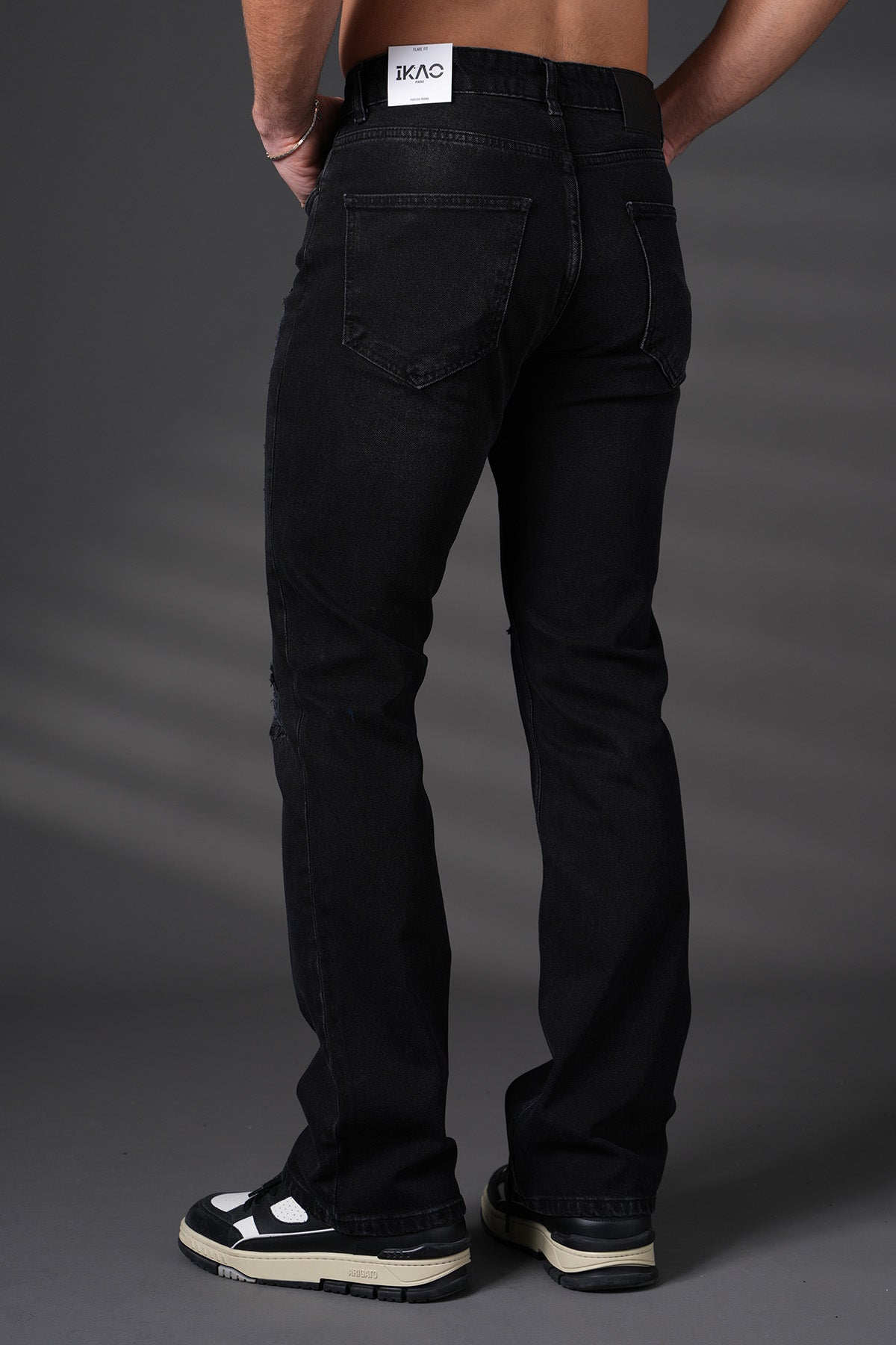 JEANS MIT AUSGESTELLTEM BEIN 4116