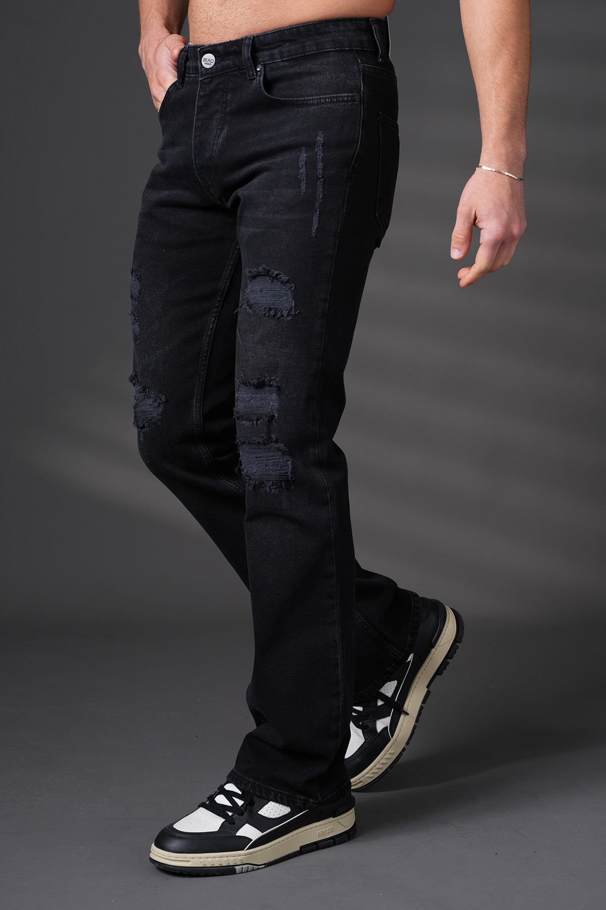 JEANS MIT AUSGESTELLTEM BEIN 4116