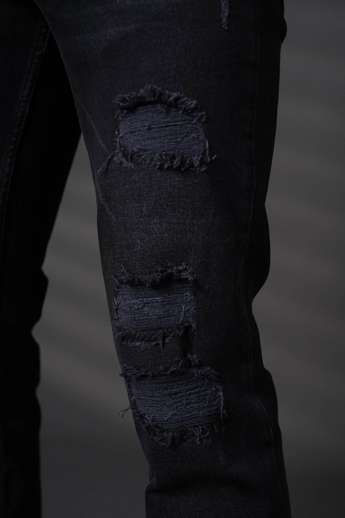 JEANS MIT AUSGESTELLTEM BEIN 4116