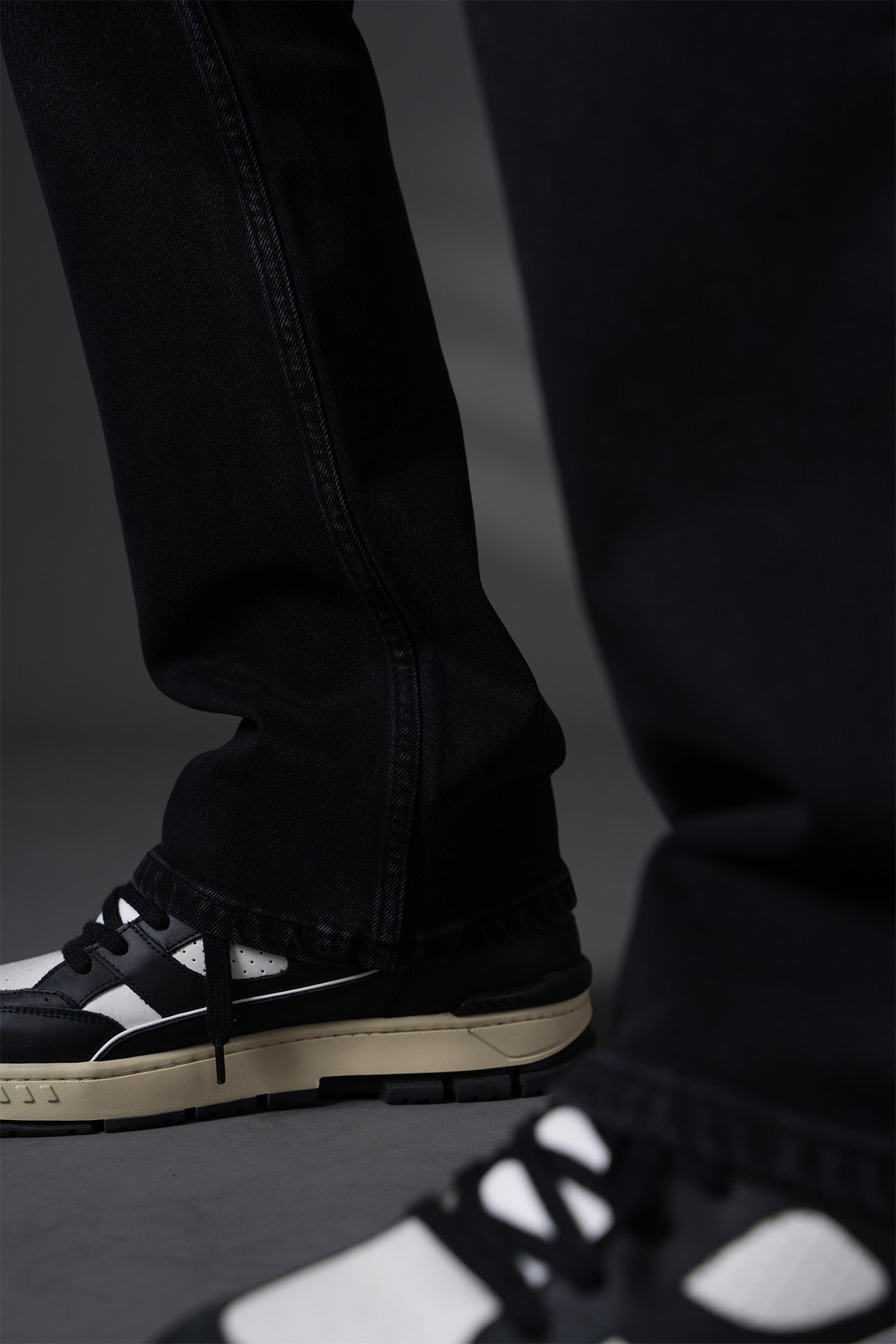 JEANS MIT AUSGESTELLTEM BEIN 4116