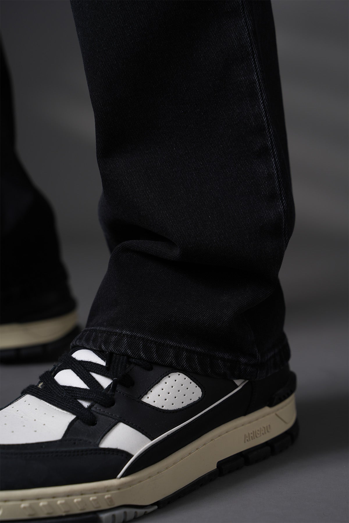 JEANS MIT AUSGESTELLTEM BEIN 4116