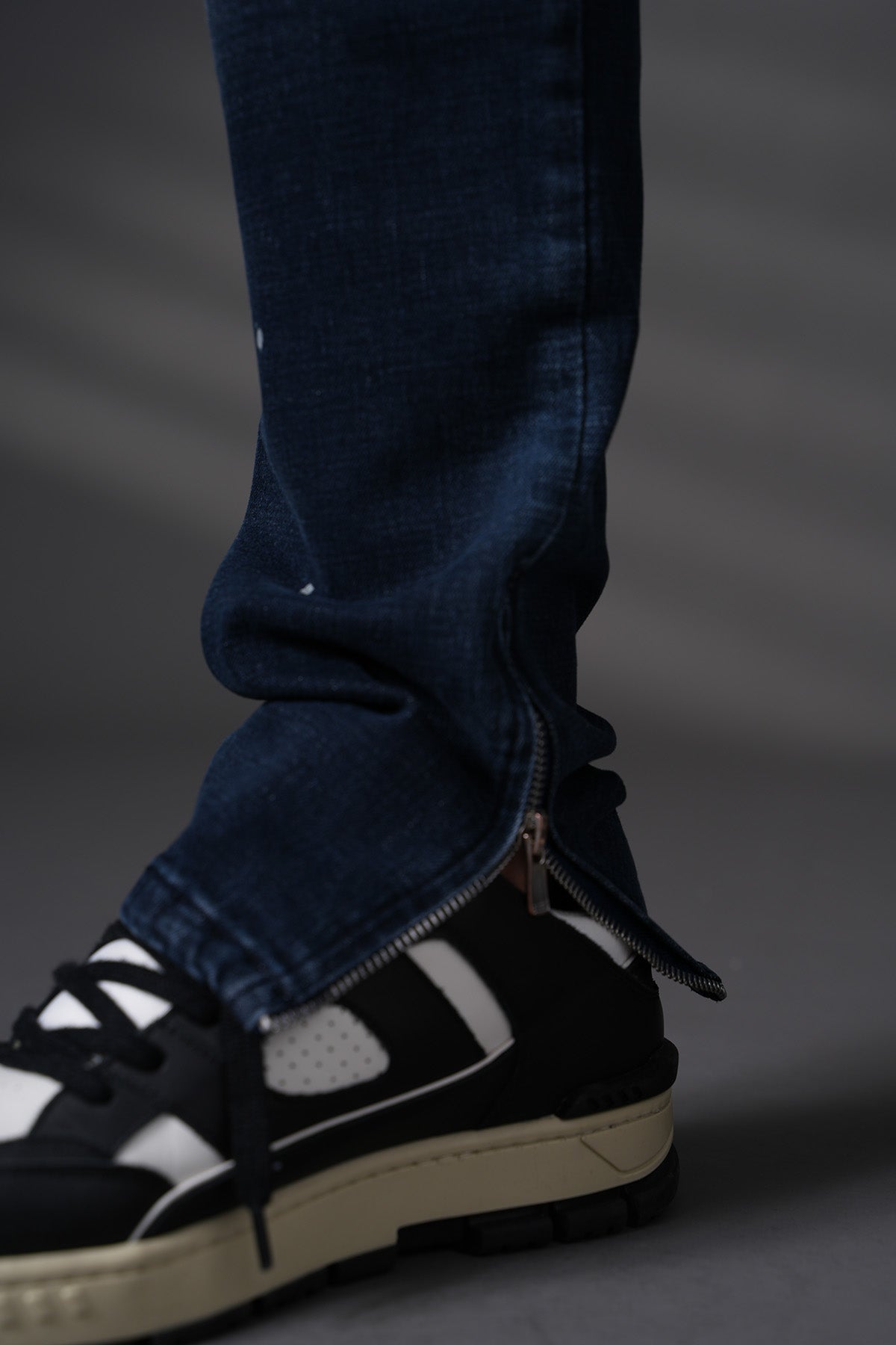 JEANS ANLIEGEND MIT REISSVERSCHLUSS F0024