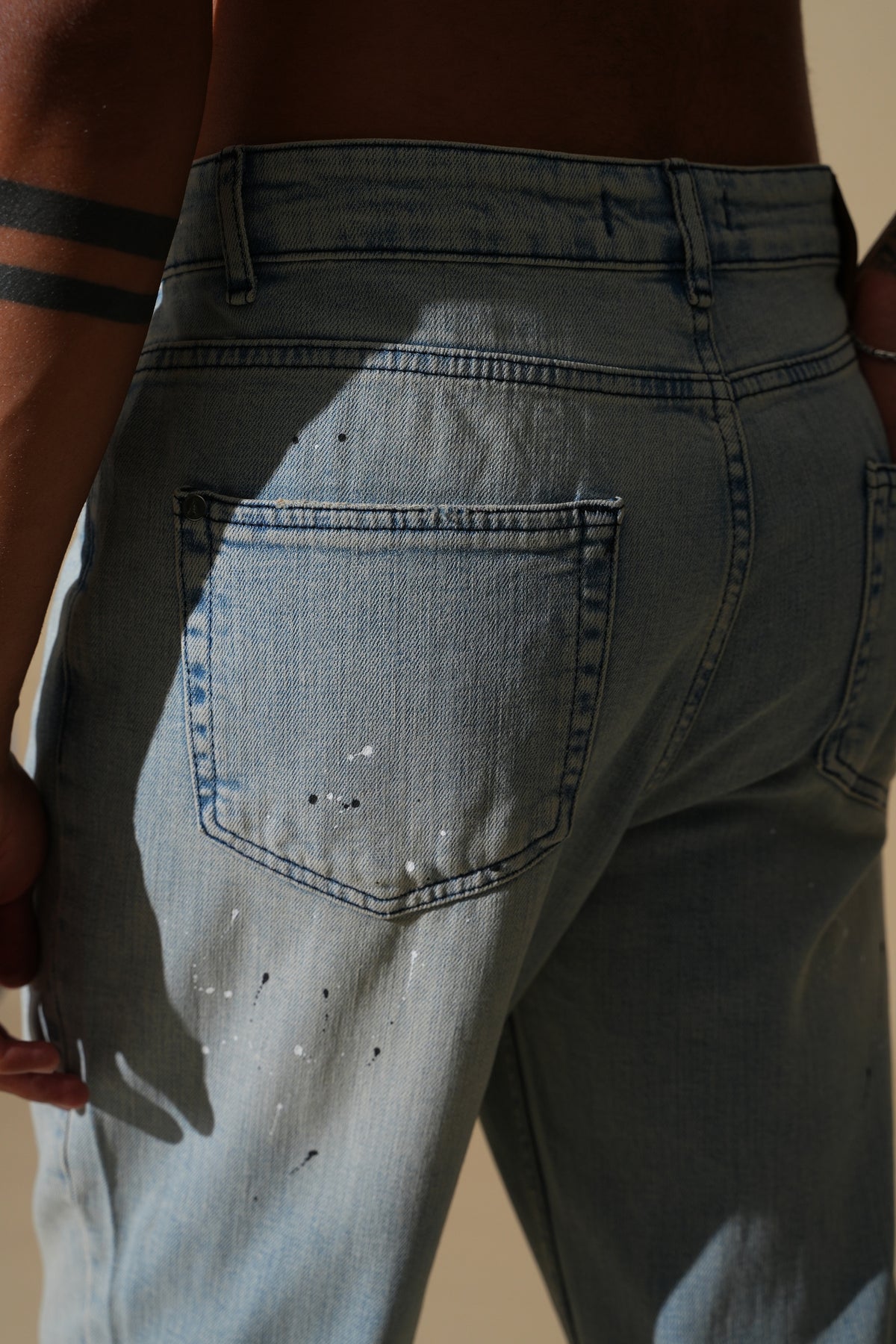 Flared-Jeans mit Sprenkeleffekt FG104
