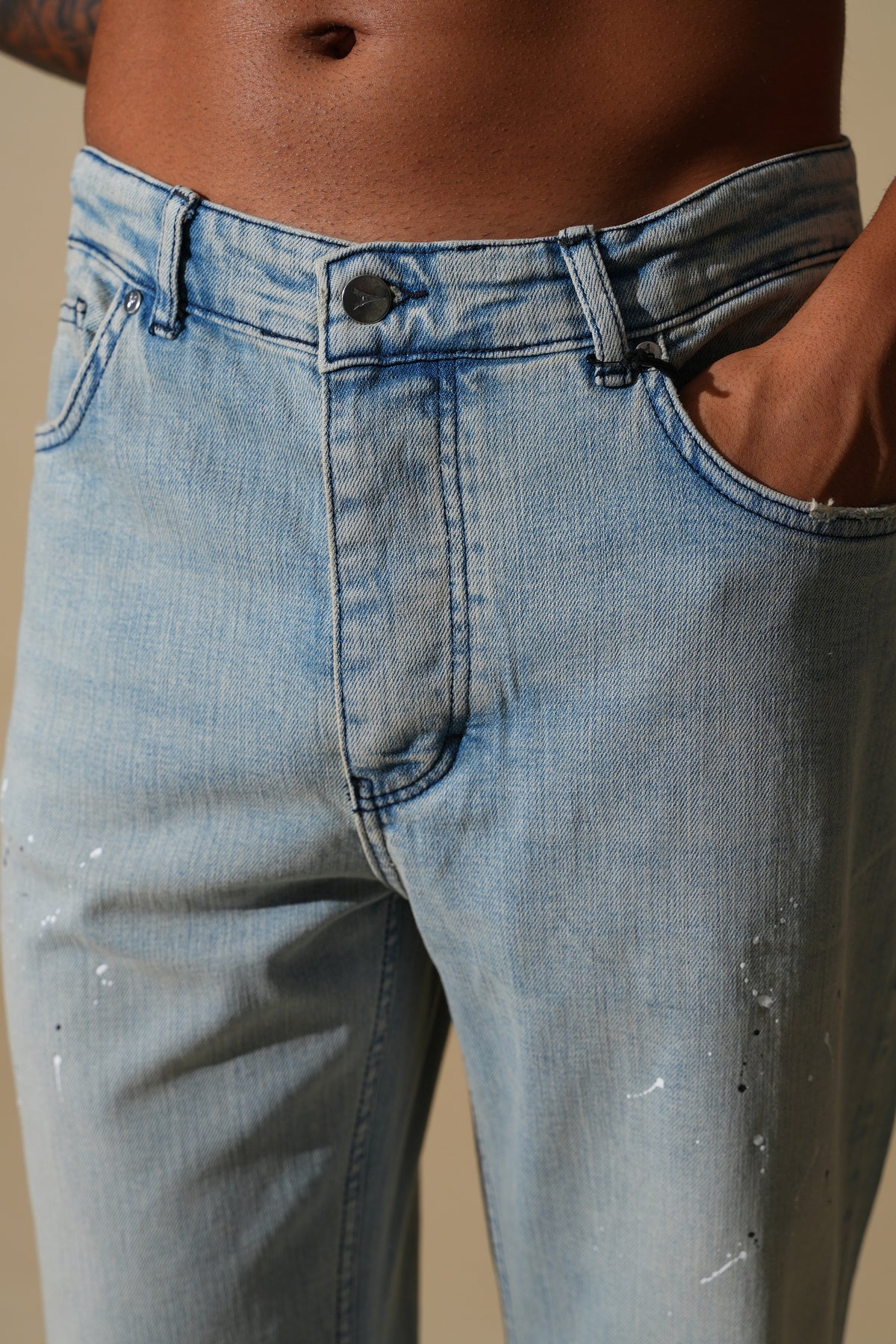 Flared-Jeans mit Sprenkeleffekt FG104