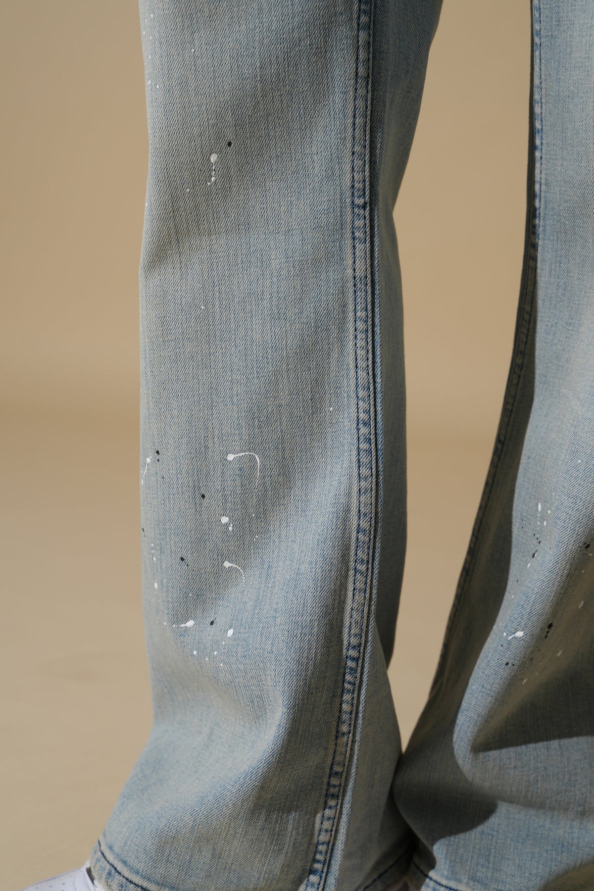 Flared-Jeans mit Sprenkeleffekt FG104