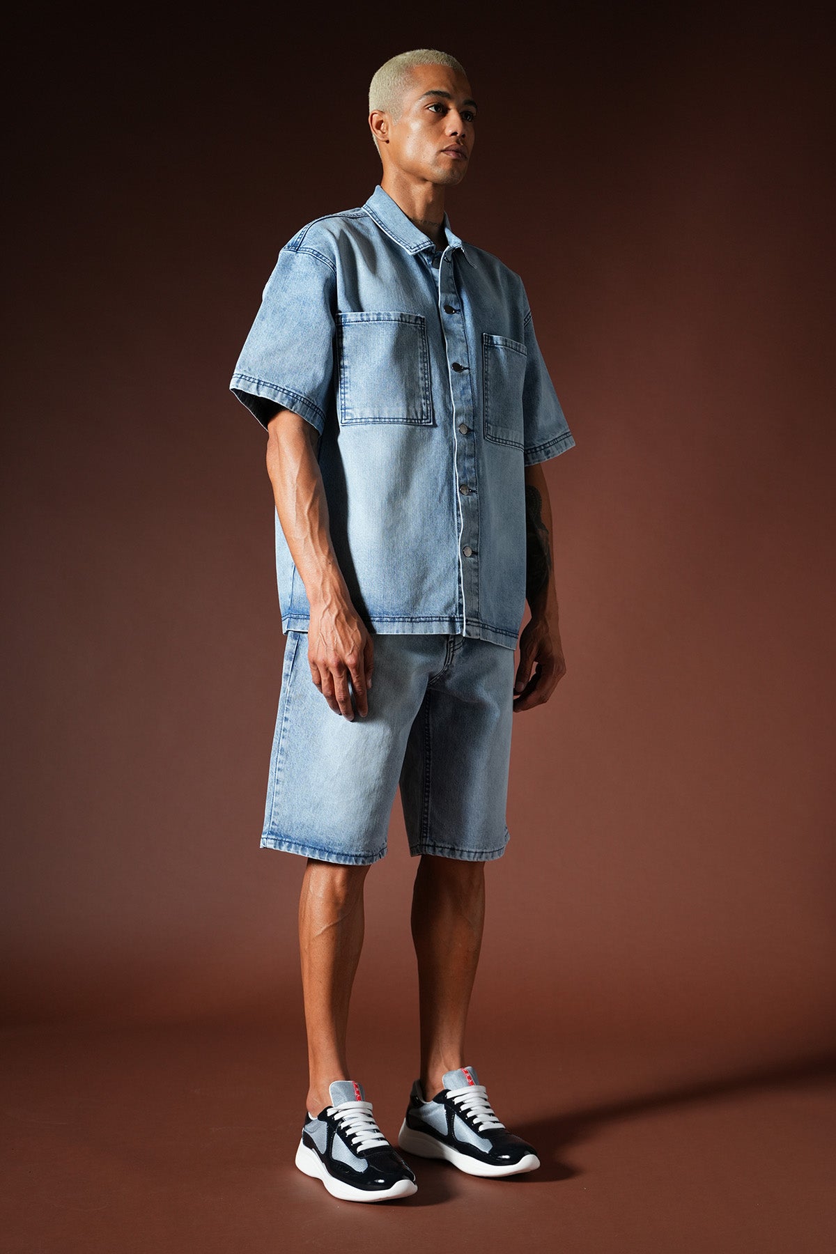 Oversize-Hemd-und-Shorts-Set aus Denim TK-01