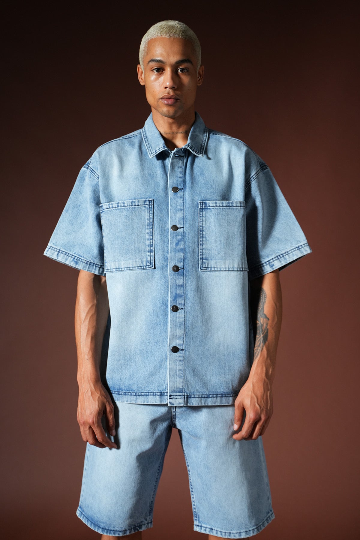 Oversize-Hemd-und-Shorts-Set aus Denim TK-01