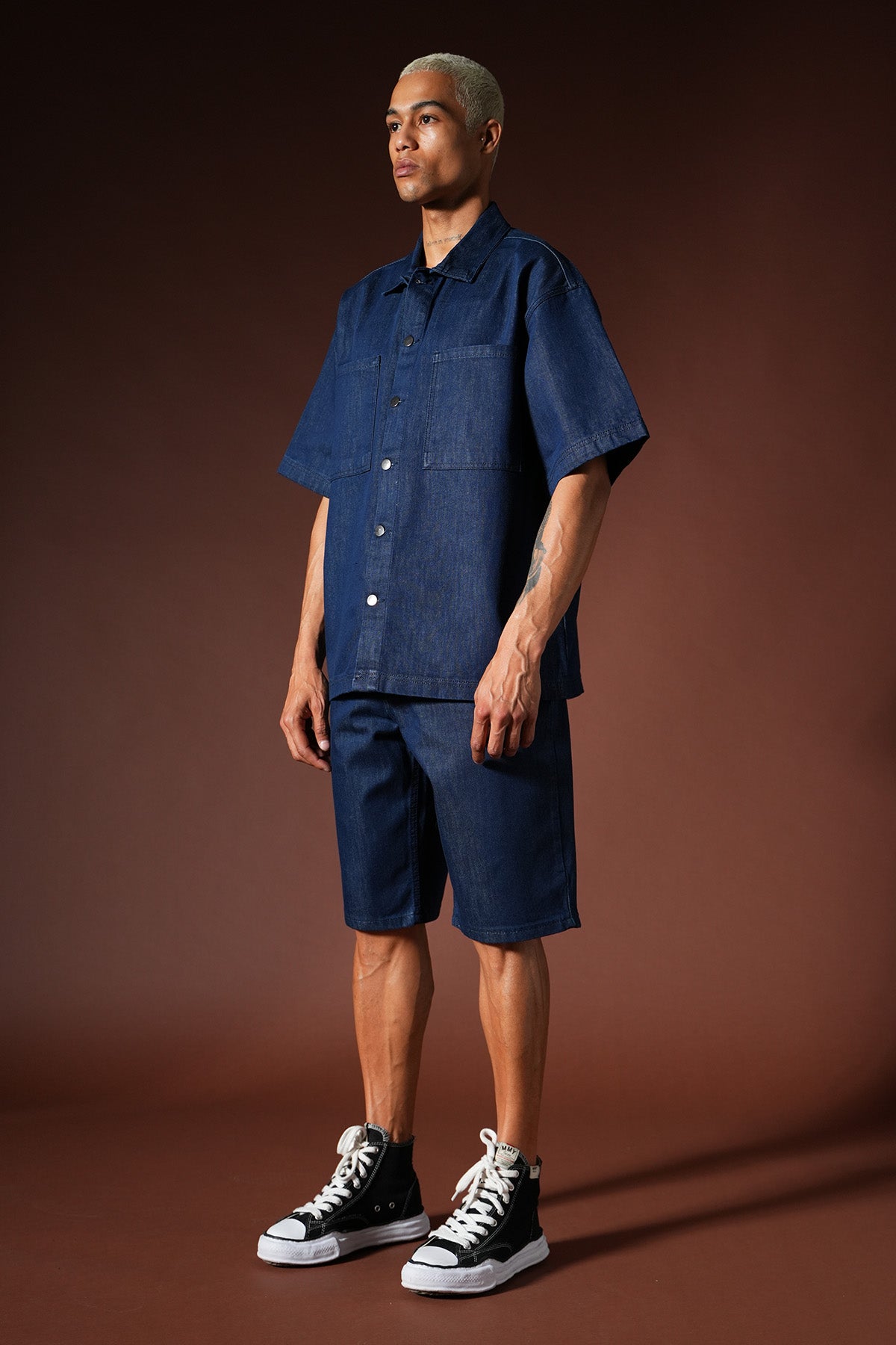 Oversize-Hemd-und-Shorts-Set aus Denim TK-01