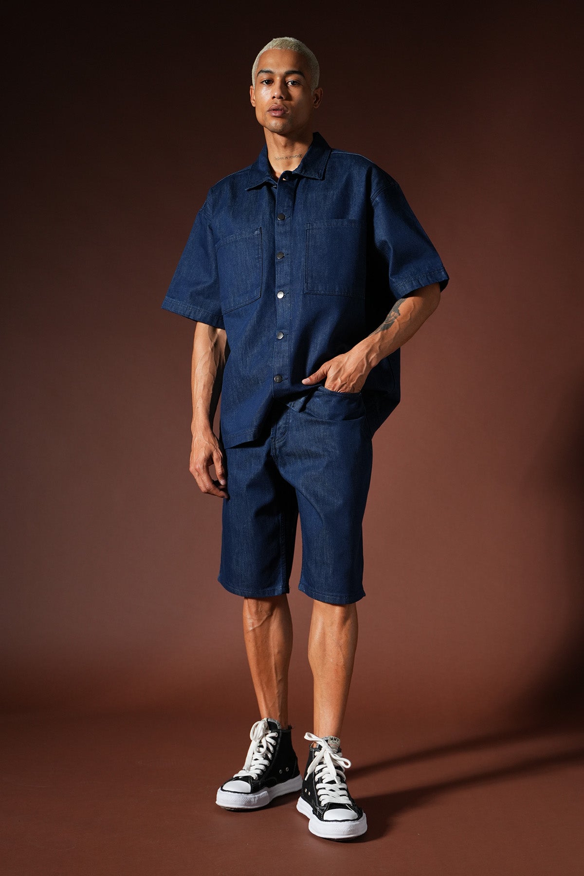 Oversize-Hemd-und-Shorts-Set aus Denim TK-01