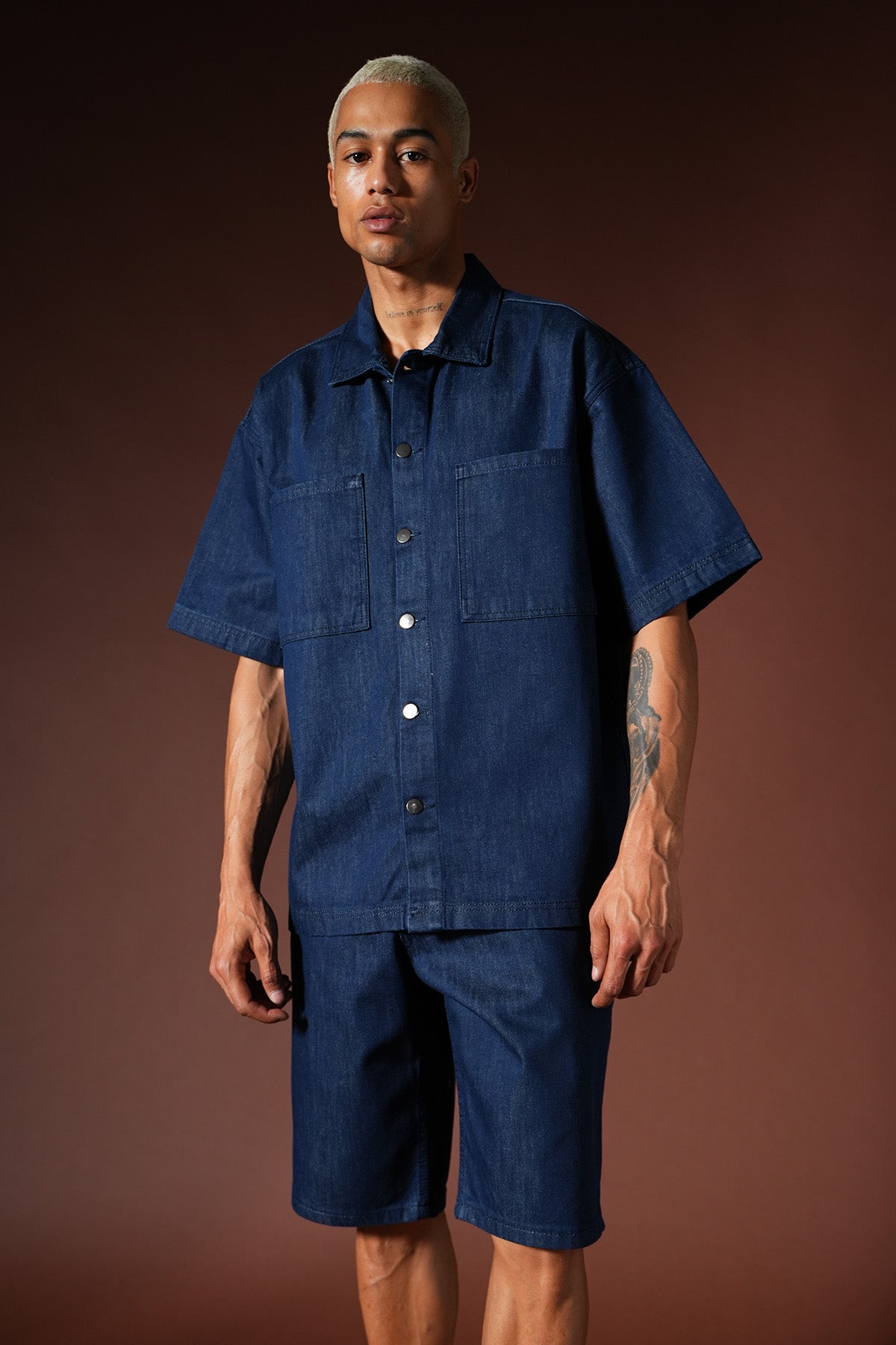 Oversize-Hemd-und-Shorts-Set aus Denim TK-01