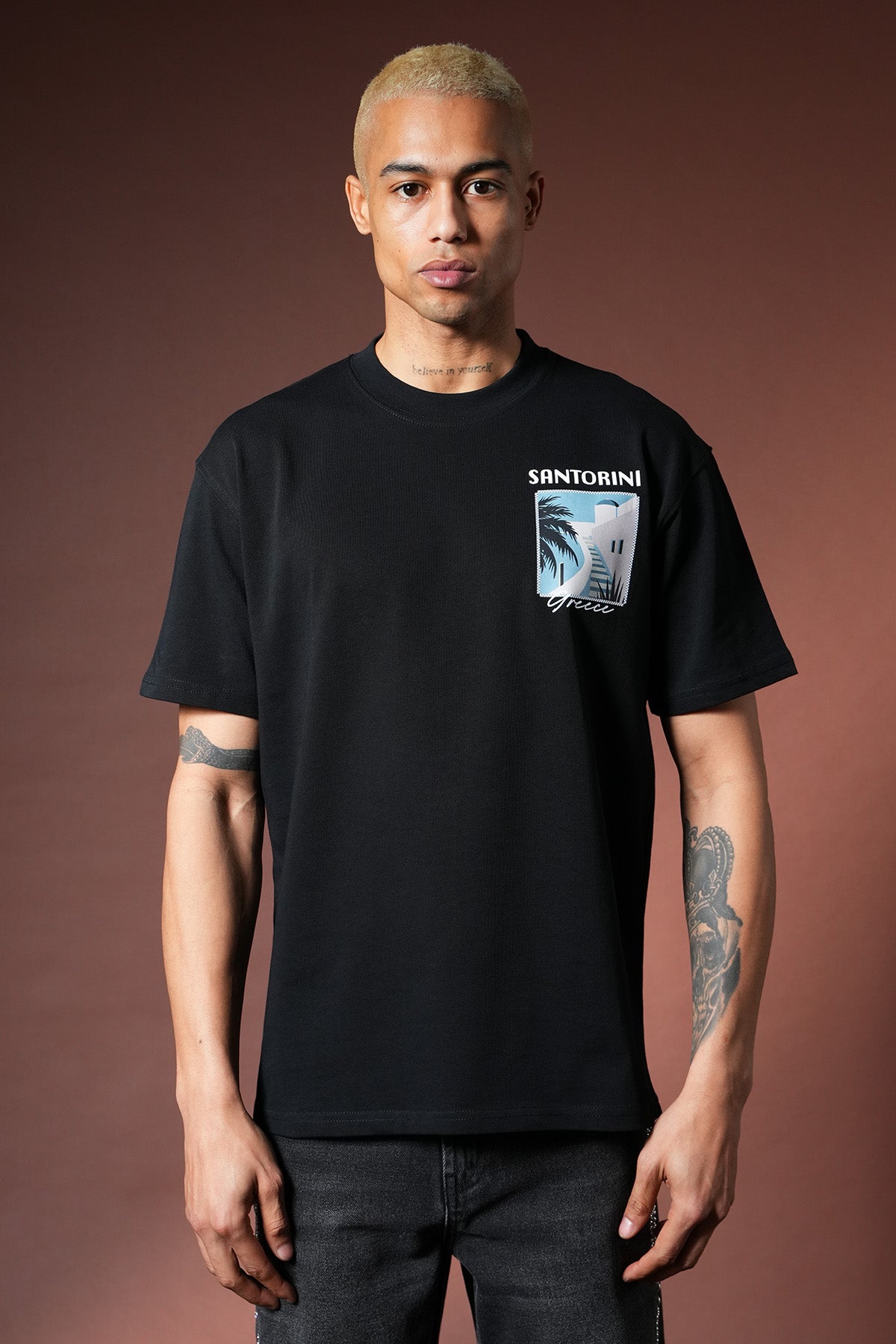 T-Shirt mit Santorin-Aufdruck – LL110090
