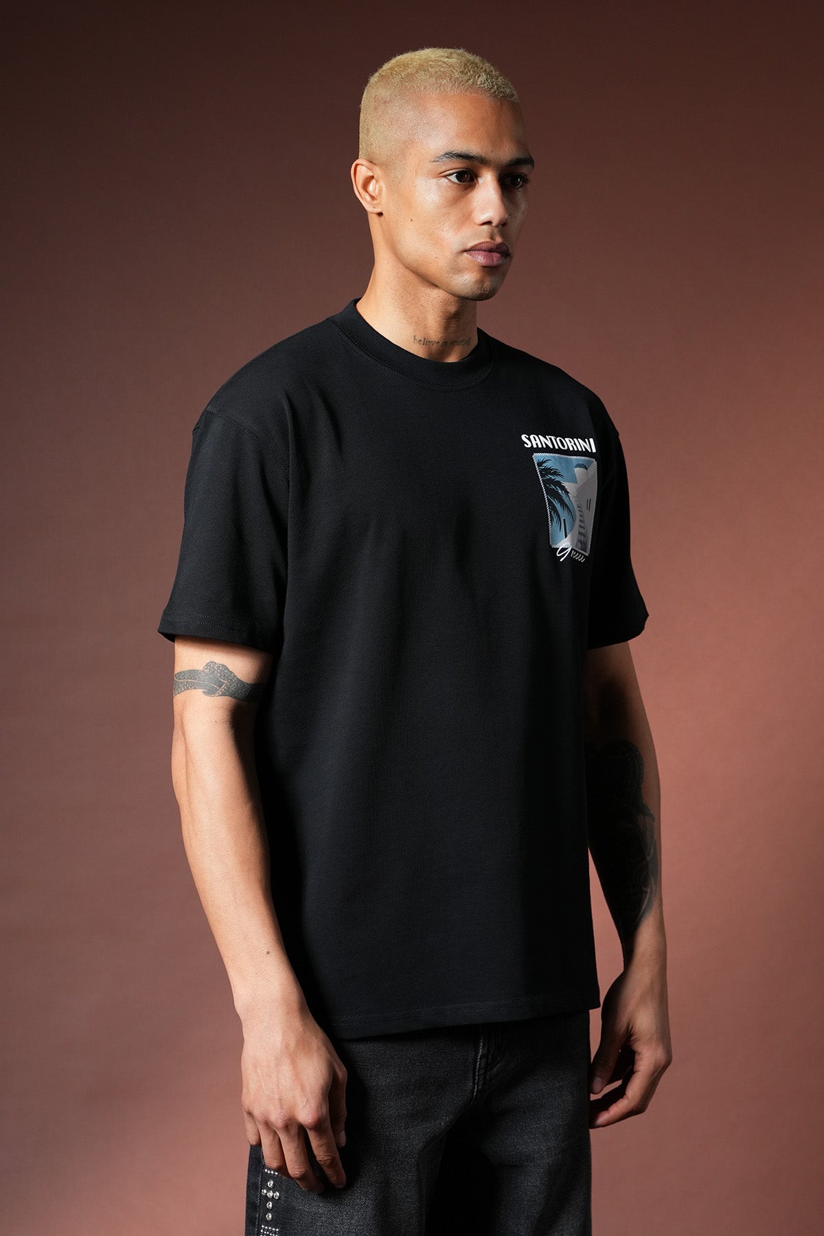 T-Shirt mit Santorin-Aufdruck – LL110090