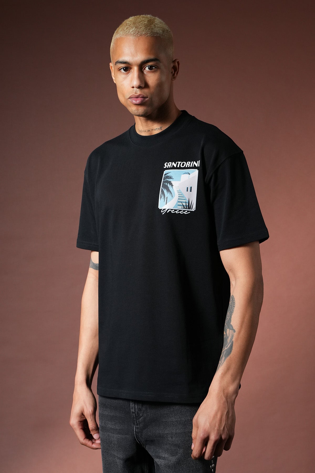 T-Shirt mit Santorin-Aufdruck – LL110090