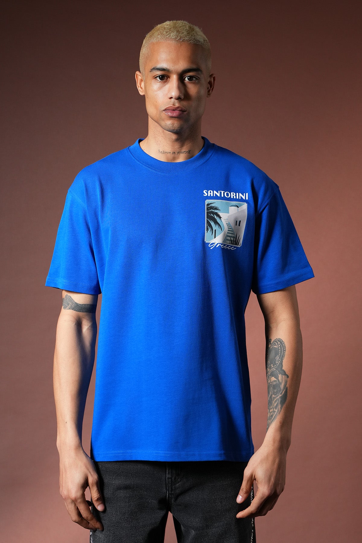 T-Shirt mit Santorin-Aufdruck – LL110090