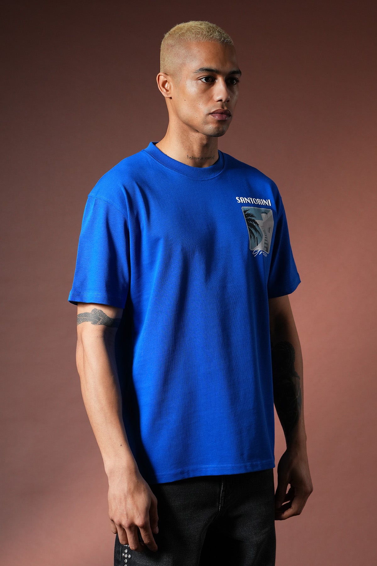 T-Shirt mit Santorin-Aufdruck – LL110090