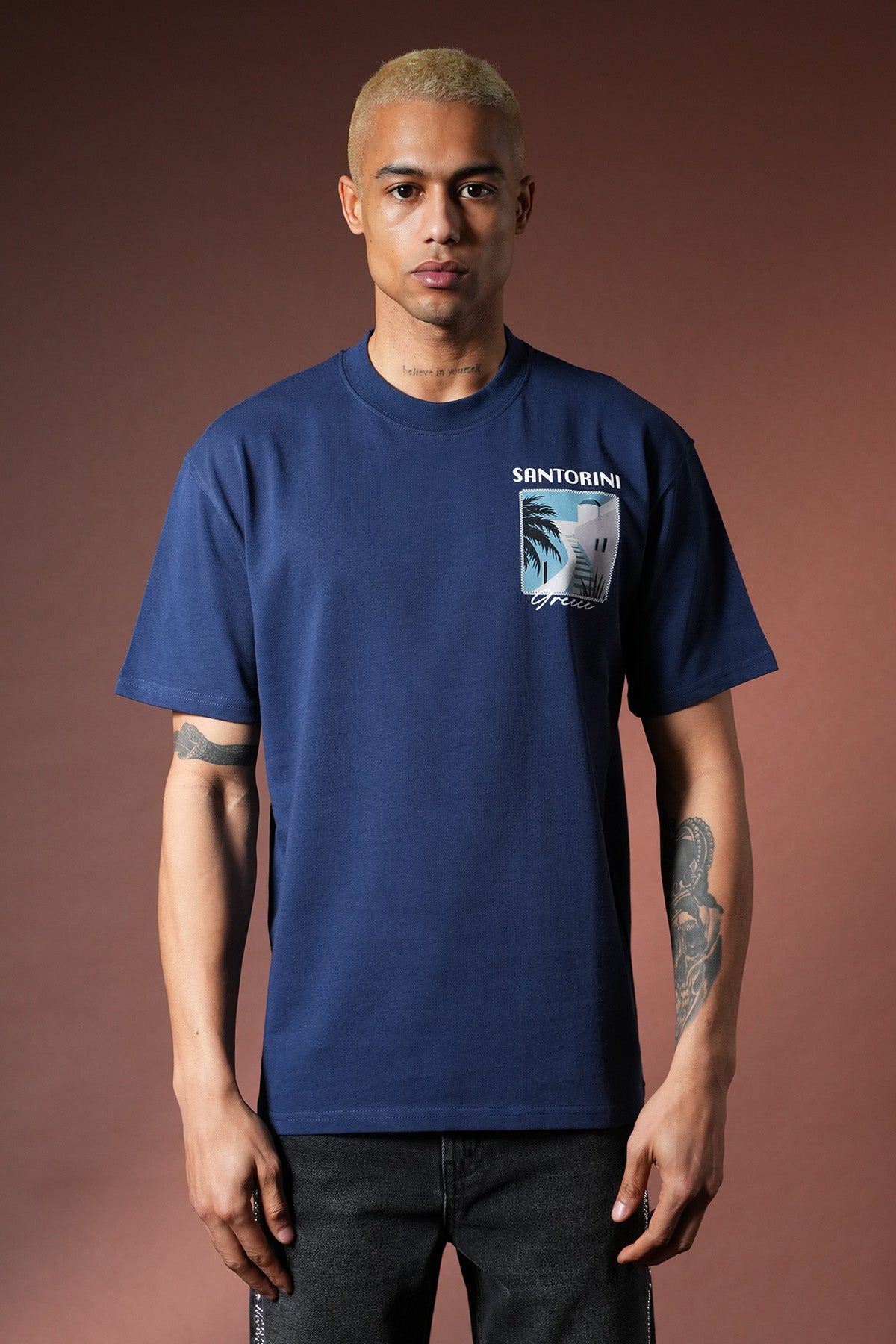 T-Shirt mit Santorin-Aufdruck – LL110090