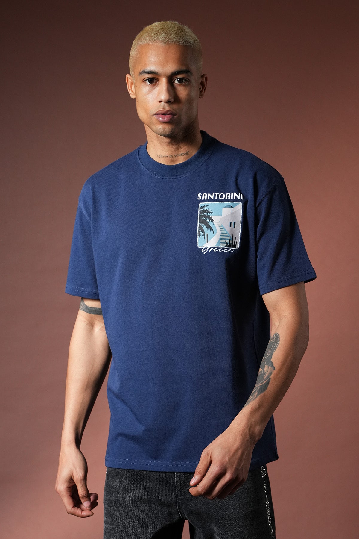 T-Shirt mit Santorin-Aufdruck – LL110090