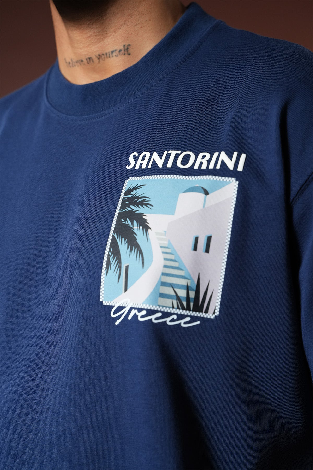 T-Shirt mit Santorin-Aufdruck – LL110090