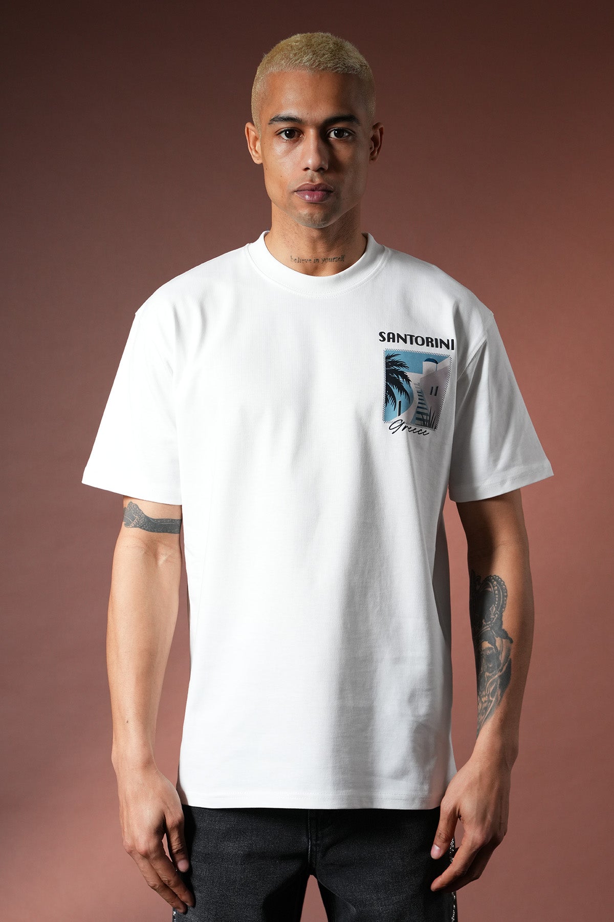 T-Shirt mit Santorin-Aufdruck – LL110090